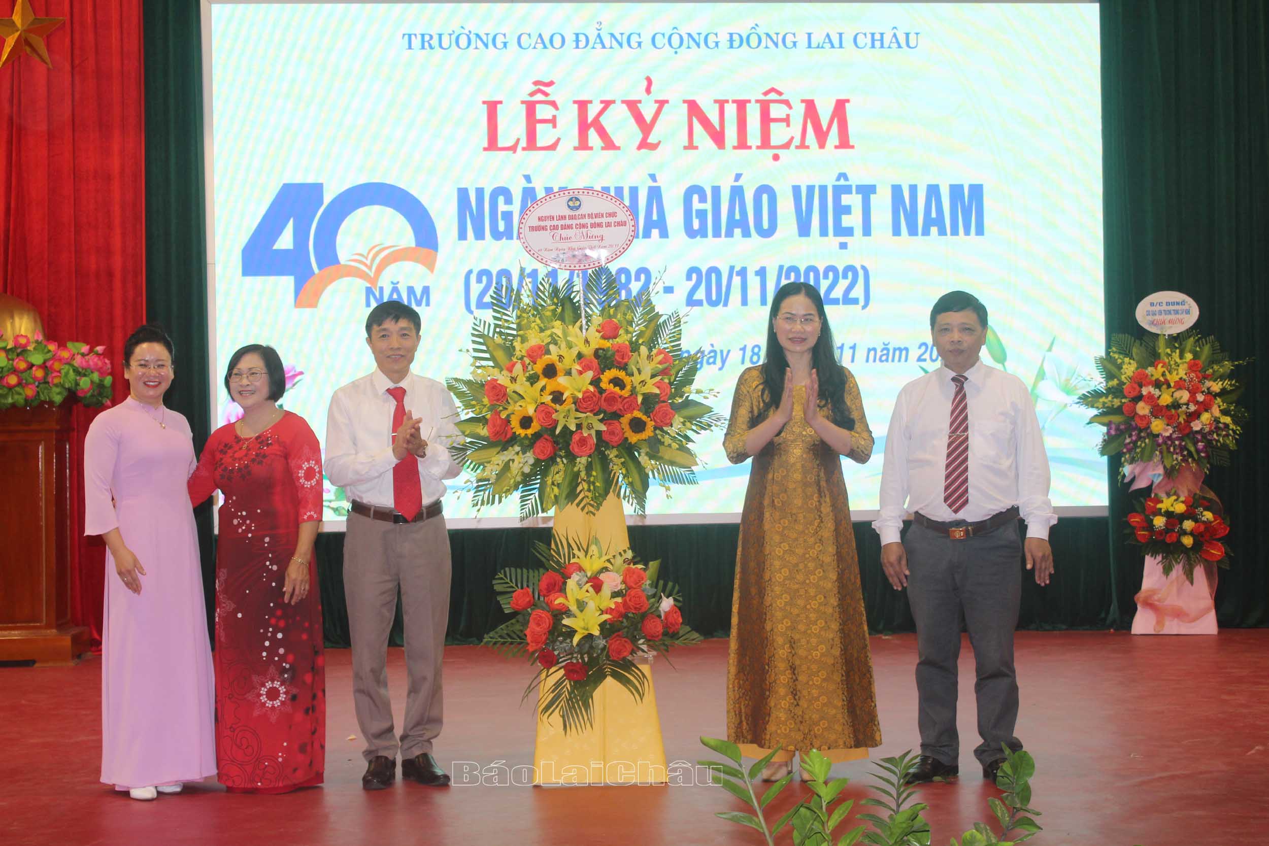 Các đồng chí nguyên lãnh đạo trường CĐCĐ Lai Châu tặng hoa chúc mừng Ban lãnh đạo trường CĐCĐ Lai Châu.